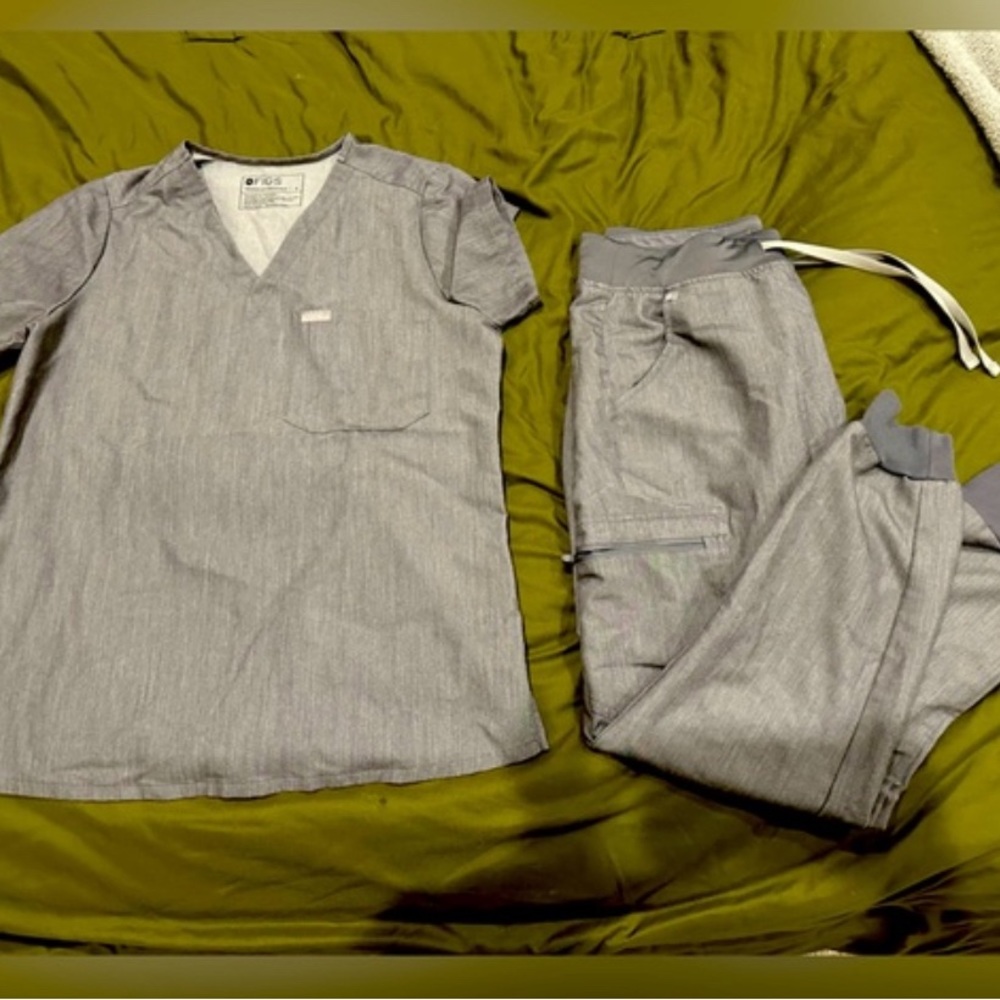 Graphite Figs Scrub Set